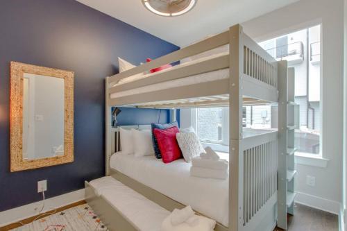 Katie Hill Neighborhood Casa | Skyline Views Romantic Fun Downtown Location
