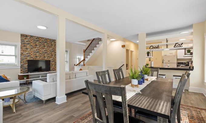 High Street Hill Apartamento | Skyrise Two Stories - Centrally Located