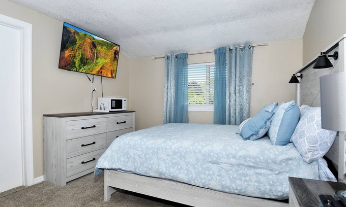 Five Corners Casa | SkyRoom - Private 1-bedroom Room in lovely Vancouver Home