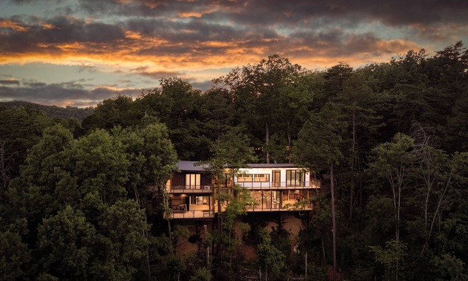 Sevierville Casa | Skyview Treehouse- luxury treehouse with breathtaking views