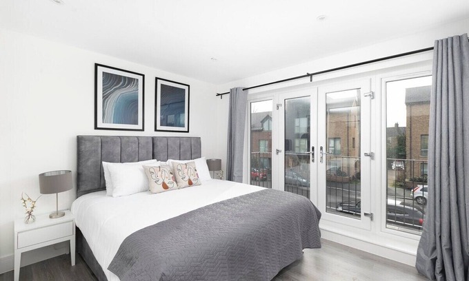 Enfield Casa | Skyvillion -Vineyard Court- Enfield 1Bed w/Balcony