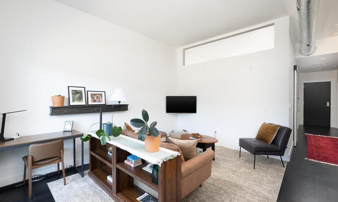 Milwaukee Apartamento | Skywalk to Fiserv 1BR with Rooftop, Gym, and Parking