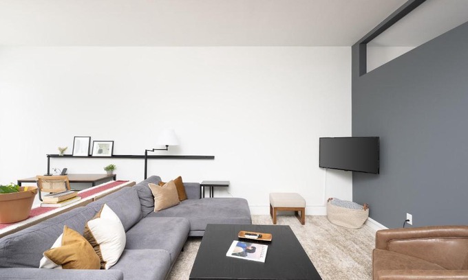 Milwaukee Apartamento | Skywalk to Fiserv 1BR with Rooftop, Gym, and Parking