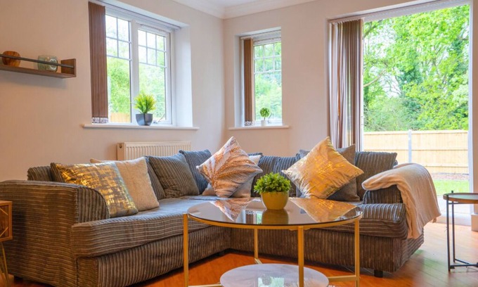 Marston Green Casa | Skyward Hse: 5BR 3Bath Balcony - Near HS2/NEC/BHX