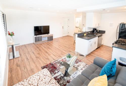 Wilshire Apartamento | Sleek 1-Bedroom Apartment with AC & gated Parking space