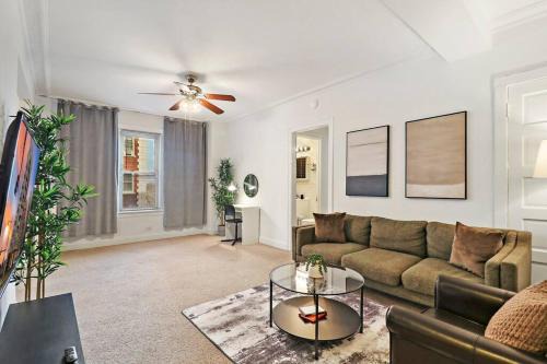 East Hyde Park Apartamento | Sleek 1-Bedroom Apt in Chicago - East Park Tower 0610 rep
