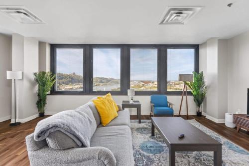 Downtown Pittsburgh Apartamento | Sleek 2BR Downtown Retreat with Gym