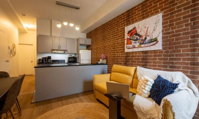 Downtown Montreal Apartamento | Sleek 2BR in Heart of Downtown Montreal