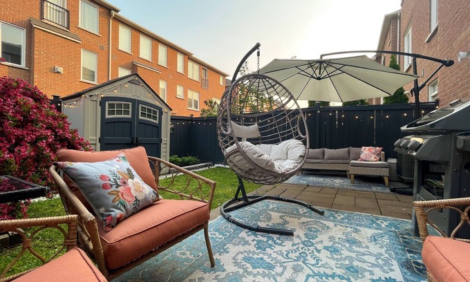 Clairlea - Birchmount Casa | Sleek 3-Level Townhome, Close to Subway Station