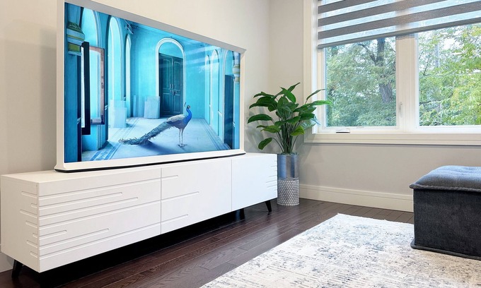 Irving Park Apartamento | Sleek 3BR: Minimalist Style, Fire Pit, 65-inch TV, & Tech-Ready!