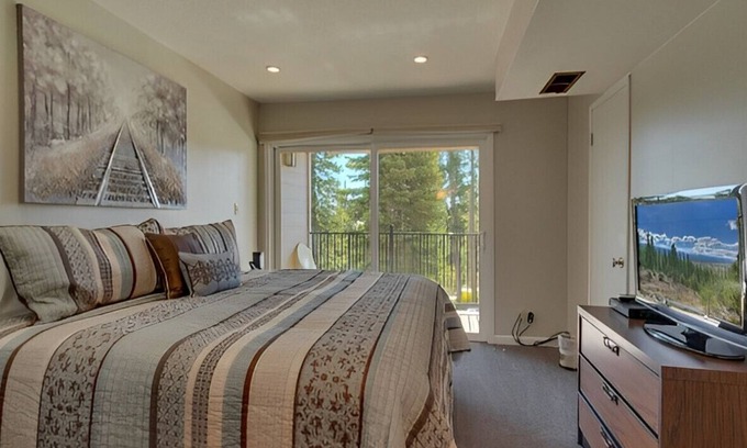 Carnelian Woods Casa | Sleek 4BR House for Groups w/ Beautiful Lake View!
