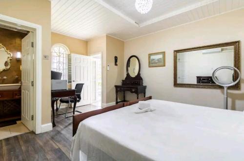 Ocho Rios Apartamento | Sleek 4PPL apartment, Pool, Parking, Gated, CCTV & Wifi