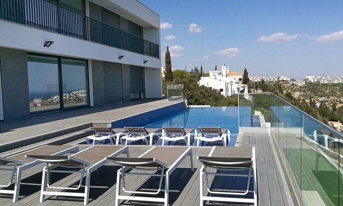 Cerro de Aguia Villa | Villa Tranquila en el Campo con Dos Piscinas, Fácil Acceso a la Playa en Paderne