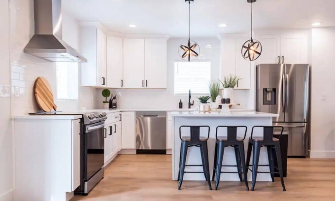 South Salt Lake Casa | Sleek and Modern Home - New Remodel - 2 Car Garage