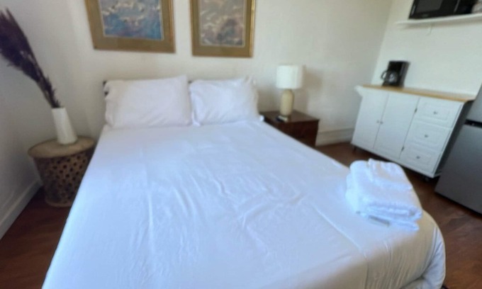 Rampart Village Apartamento | Sleek and Sophisticated: Trendy Apartments DTLA!