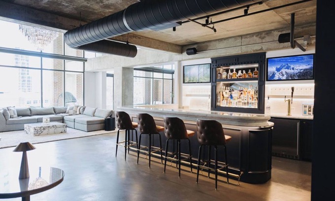 Uptown Condominio | Sleek and Spacious Executive Loft with Full Bar, Theater Room, Fitness Room