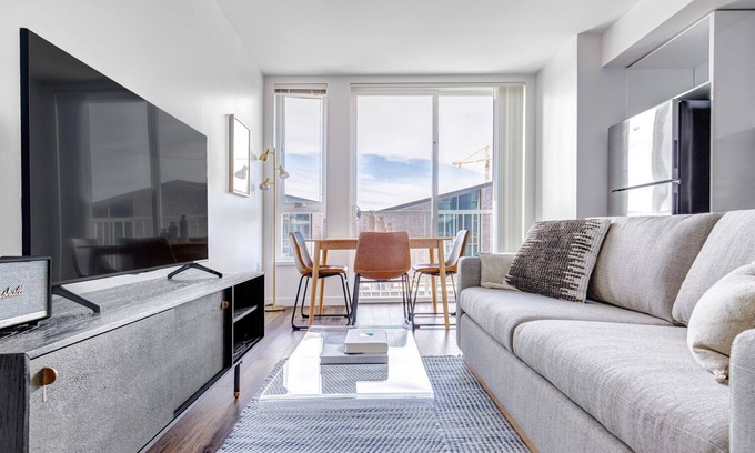 Wilburton Apartamento | Sleek Bellevue 1BR w/ BBQ, Gym, W/D, near Spring District, by Blueground