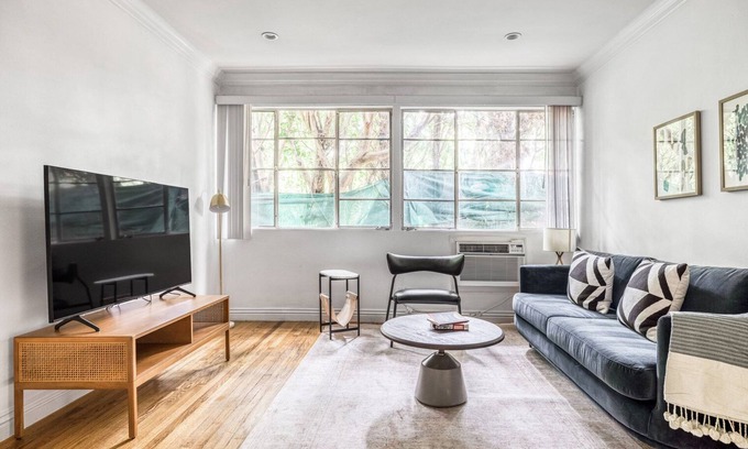 Beverly Hills Apartamento | Sleek Beverly Hills 2BR near Rodeo Dr shops, WF + TJ, bars, by Blueground