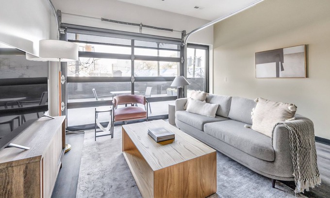 Wicker Park Apartamento | Sleek Bucktown 1BR w/ Roof & BBQ, nr Blue Line, by Blueground
