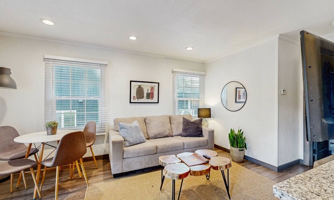Lakeside Park Cabina | Sleek Bungalow with Hot Tub | 3 Blocks to Heavenly Gondola, 12 Mins to Beach