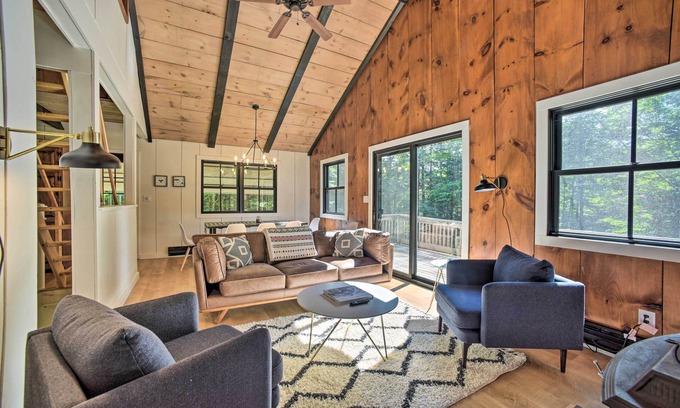 Wilmington Cabina | Sleek Cabin w/ Deck, 8 Miles to Mount Snow & Hikes