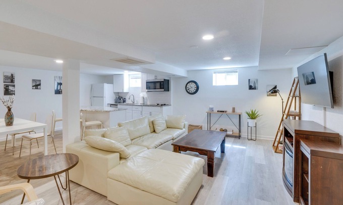 Castlewood Apartamento | Sleek & Central Centennial Apartment w/ Fireplace!