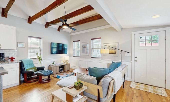 Westside Cabaña | Sleek Cottage - High-Speed WiFi, Central AC, Private Deck - Walk to Restaurants