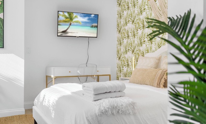 Flamingo Parks Casa | Sleek & Cozy Studio: Freshly Renovated