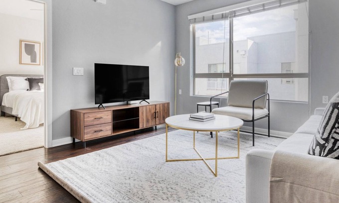 Chinatown Apartamento | Sleek Downtown 1BR w/ Pool, W/D & Gym, near Broad Museum, by Blueground