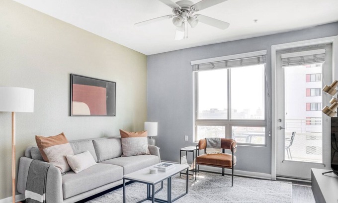 Chinatown Apartamento | Sleek Downtown 1BR w/ Gym, Pool & Spa, near 7th St Metro, by Blueground