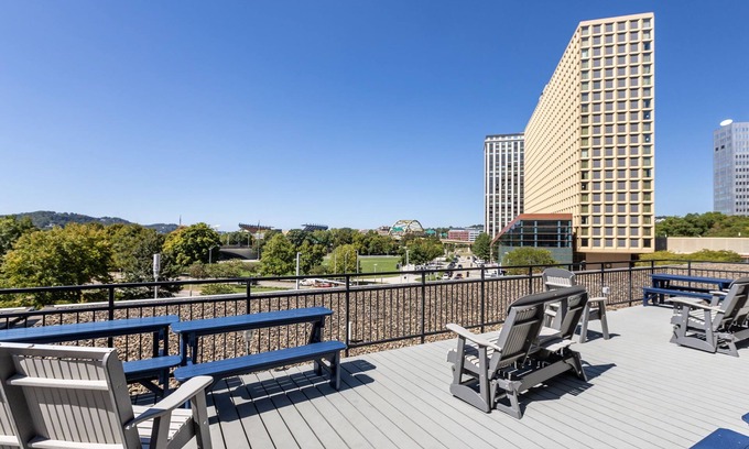 Downtown Pittsburgh Apartamento | Sleek Downtown Retreat with Gym
