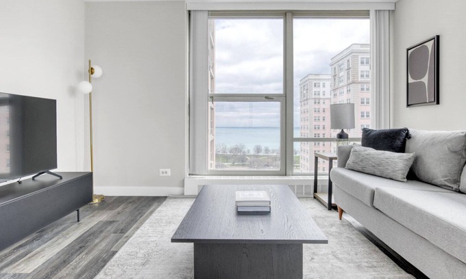 Edgewater Beach Apartamento | Sleek Edgewater 1BR w/ Gym, Deck & Lounge, 5 blocks to L, by Blueground