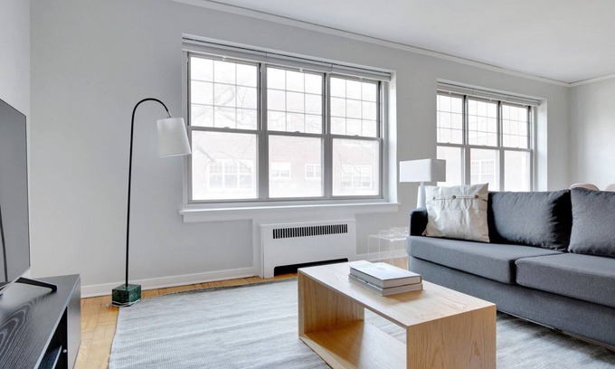 Evanston Apartamento | Sleek Evanston 1BR w/ Dishwasher, walk to Northwestern, by Blueground