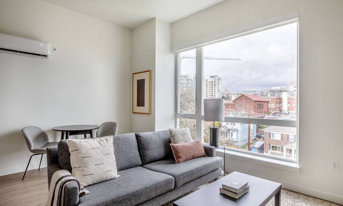 Yesler Terrace Apartamento | Sleek First Hill 1BR w/ Gym, BBQ & Lounge, nr soccer field, by Blueground