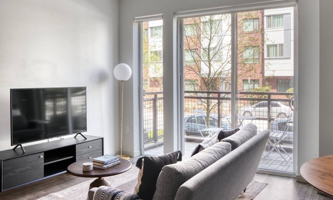 Yesler Terrace Apartamento | Sleek First Hill Jr 1BR w/ Gym, Lounge & Rooftop, nr Park, by Blueground