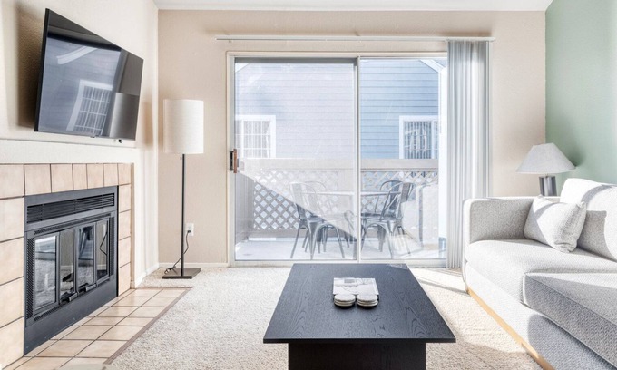 Foster City Apartamento | Sleek Foster City 2BR w/ Gym, Pool & W/D, nr San Pedro Sq, by Blueground