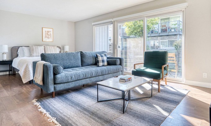 Foster City Apartamento | Sleek Foster City Studio w/ Pool, W/D, Gym, near highways, by Blueground