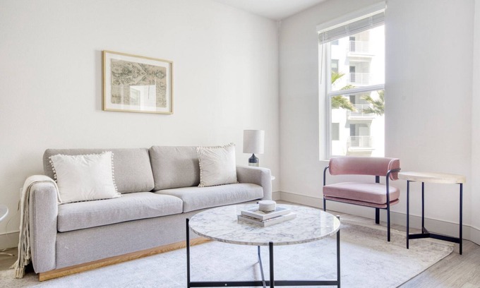 Fremont Apartamento | Sleek Fremont 1BR w/ Roof Deck, Pool & Spa, near TJ & WF, by Blueground