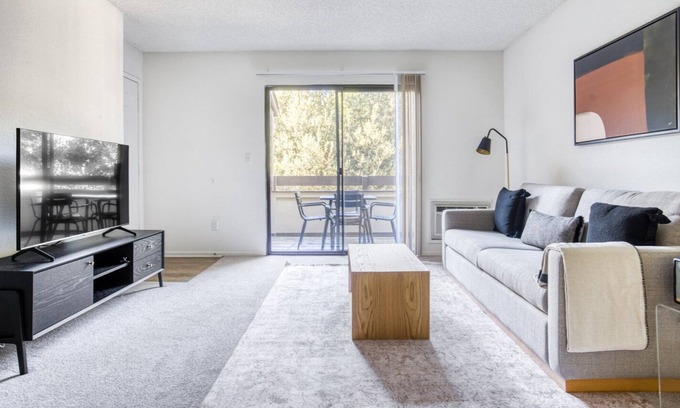 Fremont Apartamento | Sleek Fremont 2BR w/ Pool, Gym, W/D, 5 min drive to Tesla, by Blueground