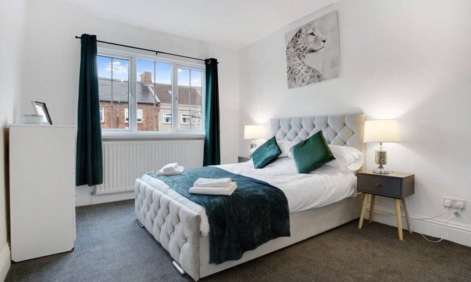 Hetton-le-Hole Casa | Sleek Gem Home in Houghton le Spring, Sleeps 5