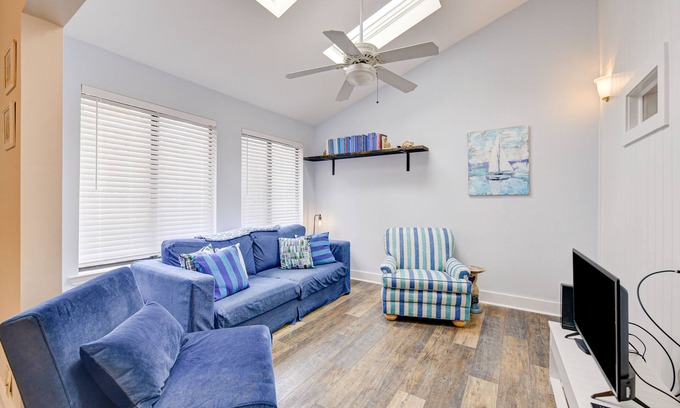 St. Simons Island Condominio | Sleek golf-front condo with a washer/dryer, deck, & central AC - dog friendly