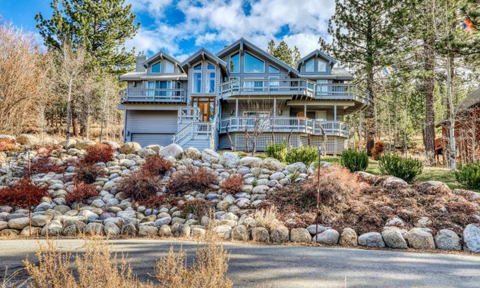 Truckee Casa | Sleek Hill Haven with Martis Valley Views