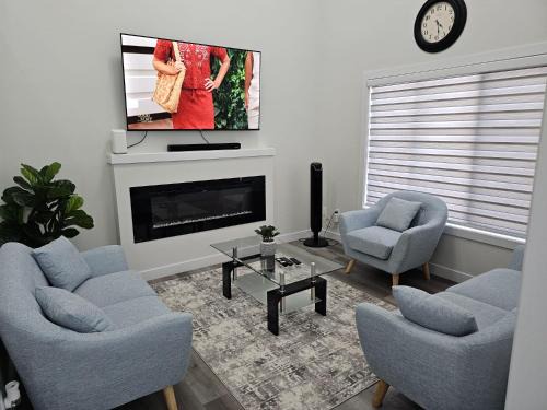 Southwest Edmonton Casa | Sleek Home in Trendy Community at SW, Edmonton