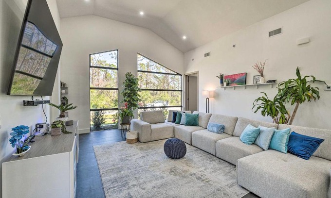 Port Charlotte Casa | Sleek Home with Kayak about 4 Mi to Harbor!