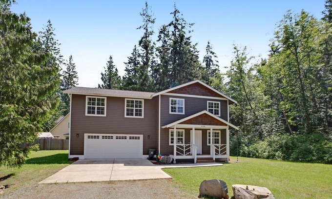 Clinton Casa | Sleek home with park-like property, free WiFi, gas grill & ideal location