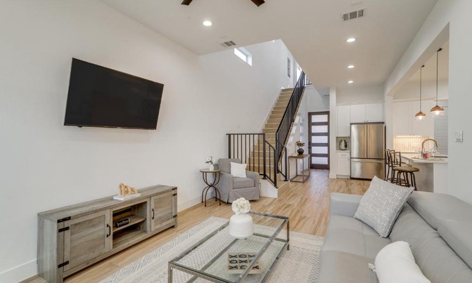 Garden Oaks Casa | Sleek Home with Screened Patio and Yard in Houston!