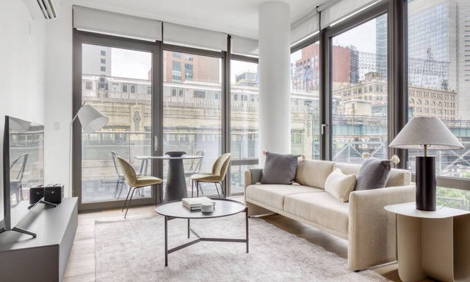 Hunters Point Apartamento | Sleek LIC 1BR w/ Gym, Doorman, Elevator & Private Balcony, by Blueground