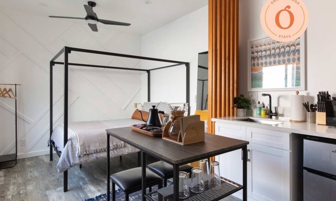 Ladera Heights Apartamento | Sleek Luxury Studio with Patio, LAX & Beach Access