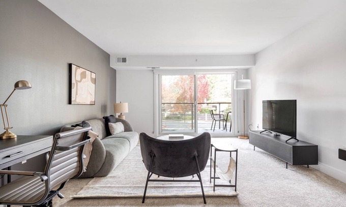 Sharon Heights Apartamento | Sleek Menlo Park 2BR w/ Pool, W/D, Gym, near 82, 101, 280, by Blueground