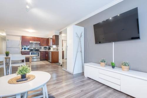 Sunset Apartamento | Sleek Modern Escape Suite - Comfort and Style in the City
